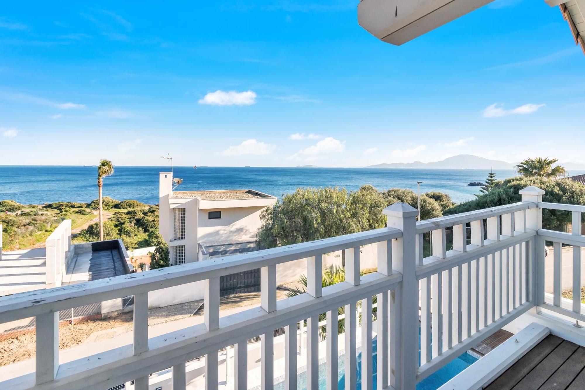 Increible Villa De Madera Con Vistas Al Mar Алхесирас Екстериор снимка