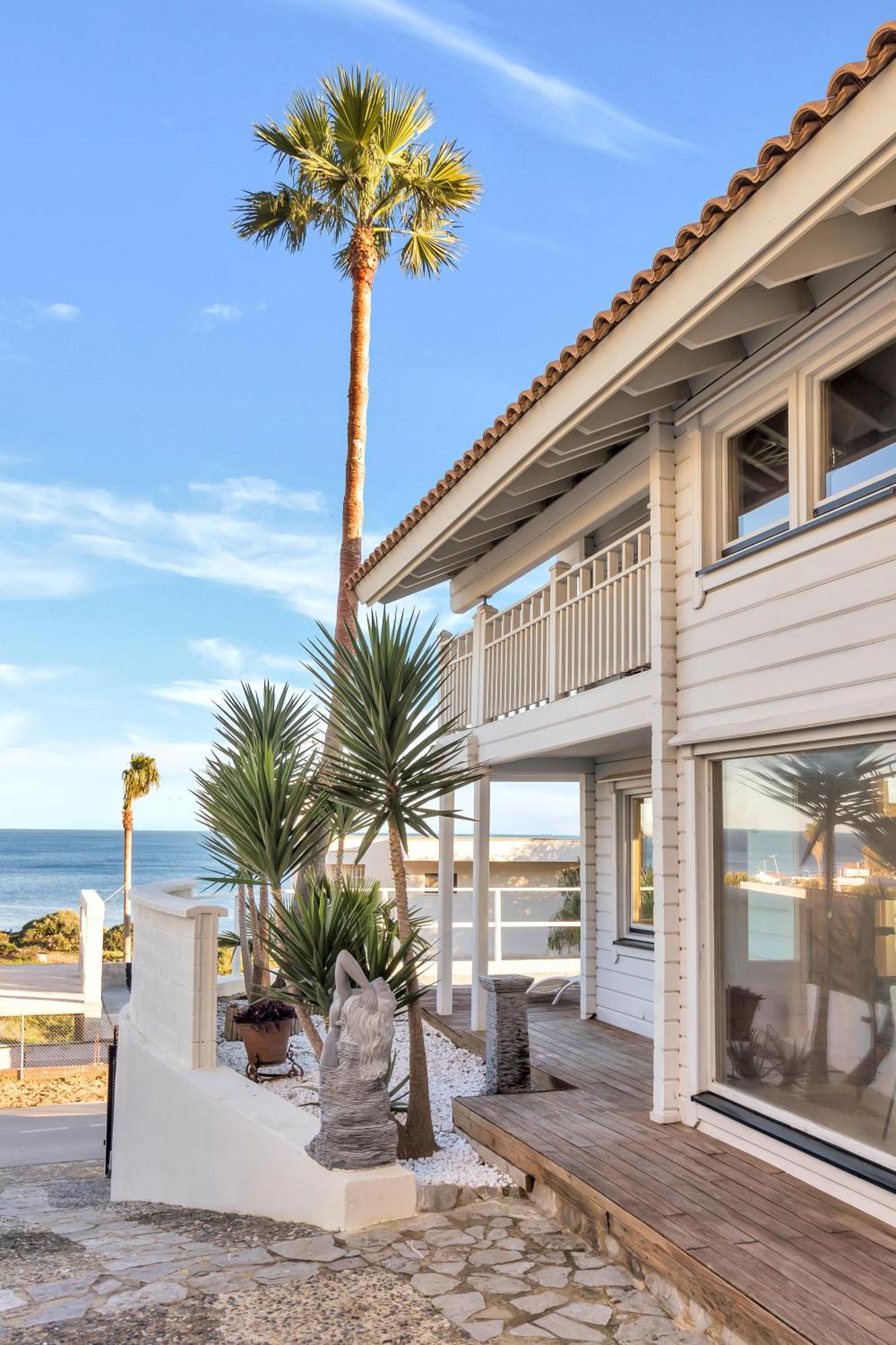Increible Villa De Madera Con Vistas Al Mar Алхесирас Екстериор снимка