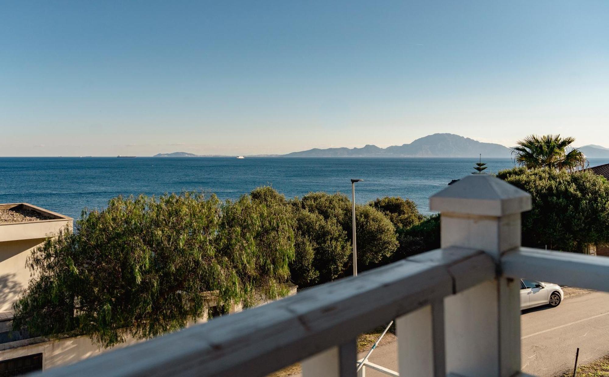Increible Villa De Madera Con Vistas Al Mar Алхесирас Екстериор снимка